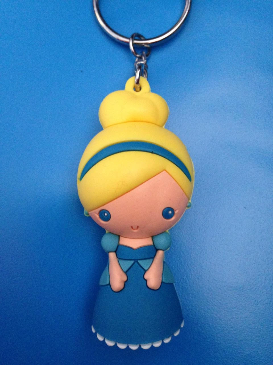 Porte clés disney disneyland paris : princesse Cendrillon en relief 3D